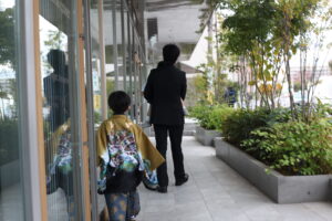 クリニック周辺を歩く親子
