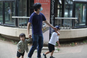 院長と子供たちの温かい風景