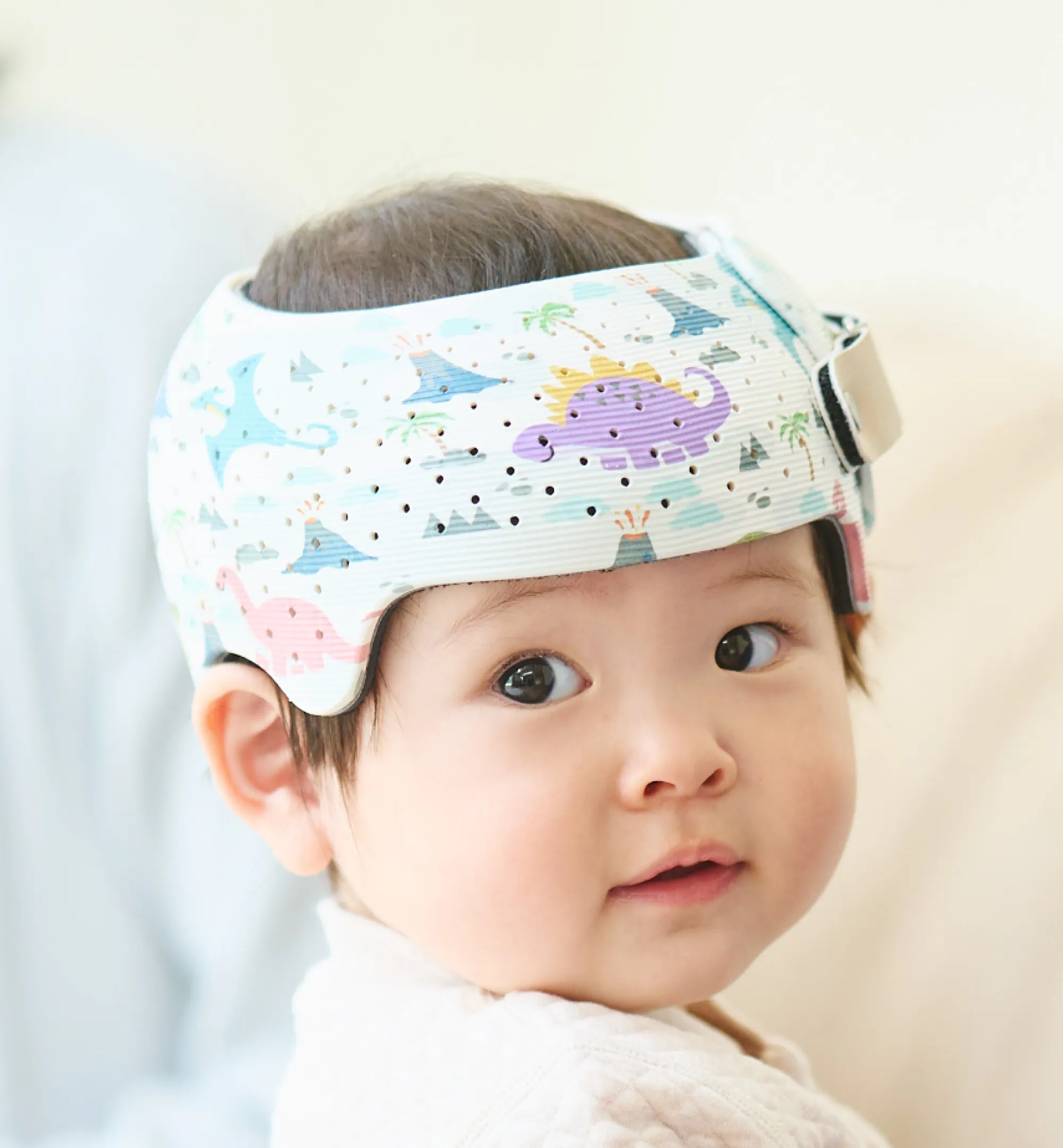 ヘルメット治療中の赤ちゃん