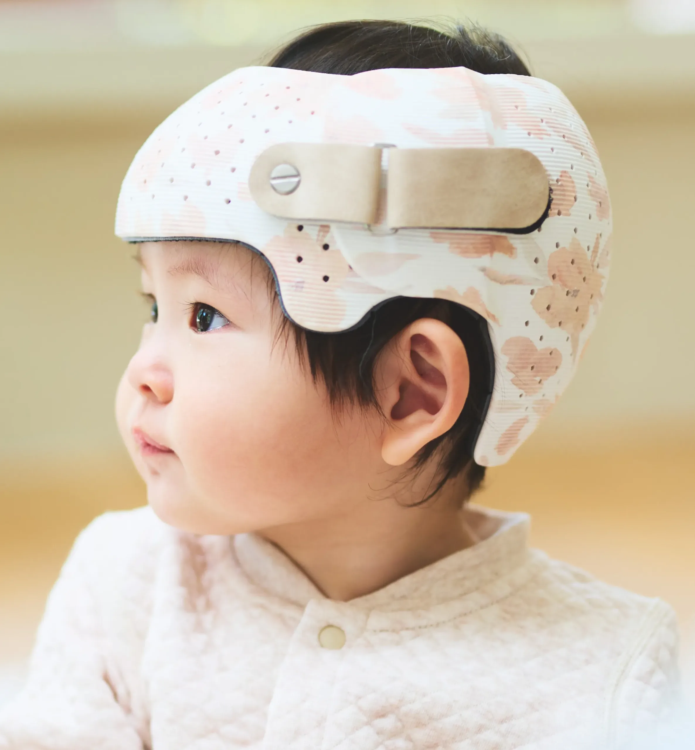 ベビーバンド装着中の赤ちゃん